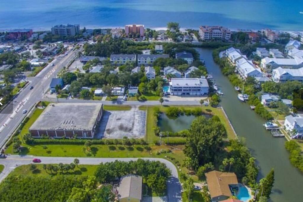 4 Bed And 2 And A Half Bath, Minutes From The Beach! Clearwater Beach
