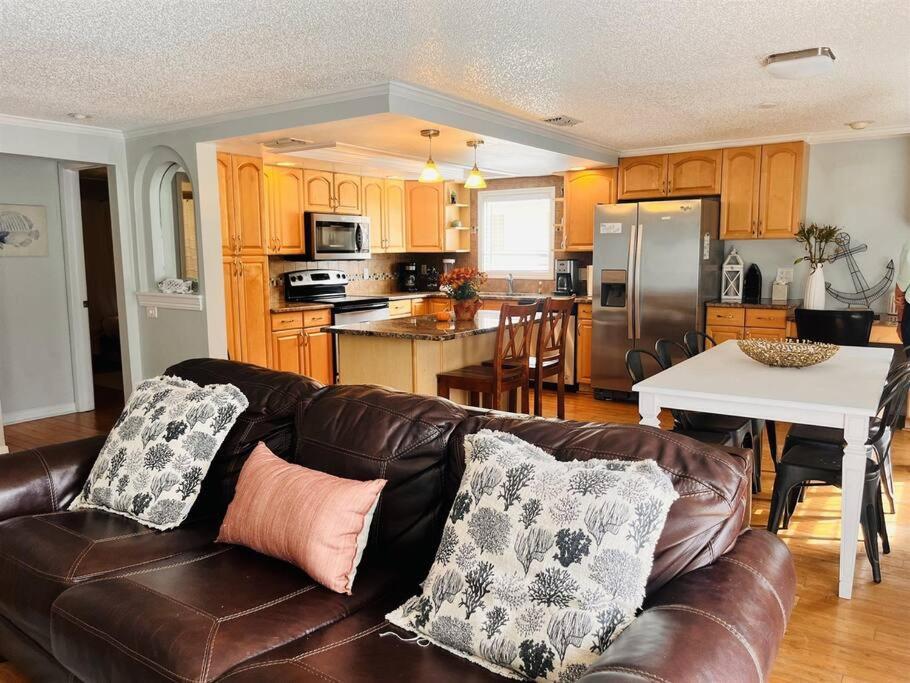 4 Bed And 2 And A Half Bath, Minutes From The Beach! Holiday home