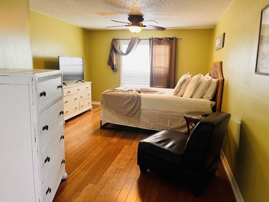 4 Bed And 2 And A Half Bath, Minutes From The Beach!