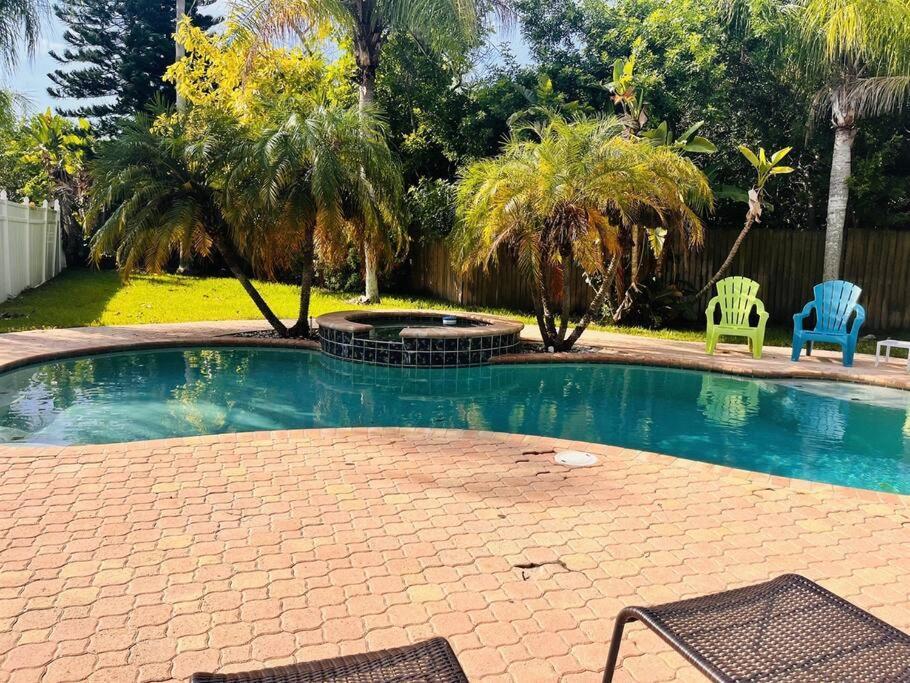 4 Bed And 2 And A Half Bath, Minutes From The Beach! *