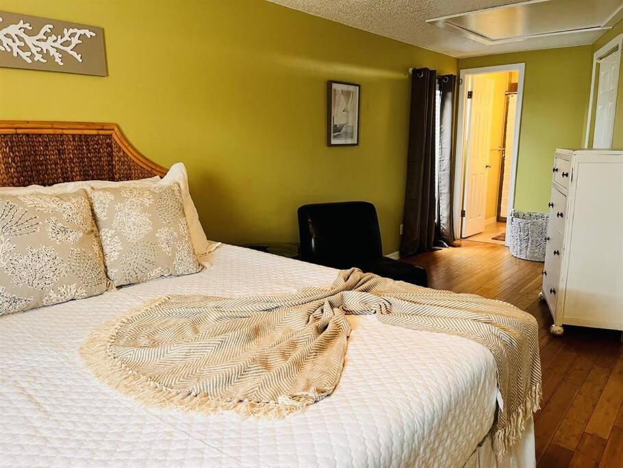 4 Bed And 2 And A Half Bath, Minutes From The Beach! * Clearwater Beach