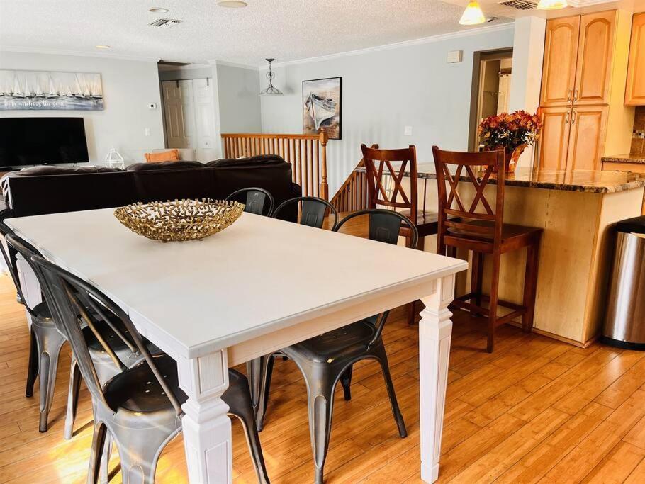 4 Bed And 2 And A Half Bath, Minutes From The Beach! Holiday home Clearwater Beach