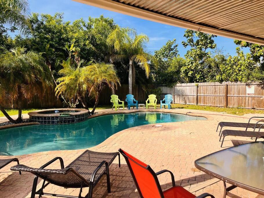 4 Bed And 2 And A Half Bath, Minutes From The Beach! Holiday home