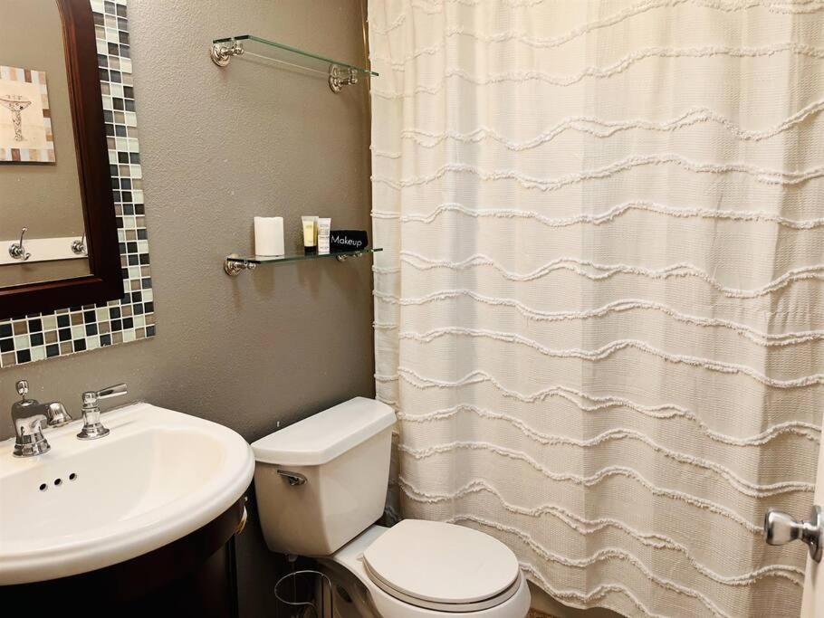 4 Bed And 2 And A Half Bath, Minutes From The Beach! Holiday home Clearwater Beach