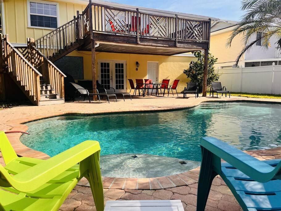 4 Bed And 2 And A Half Bath, Minutes From The Beach! Holiday home