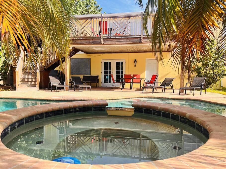 Holiday home 4 Bed And 2 And A Half Bath, Minutes From The Beach! Clearwater Beach