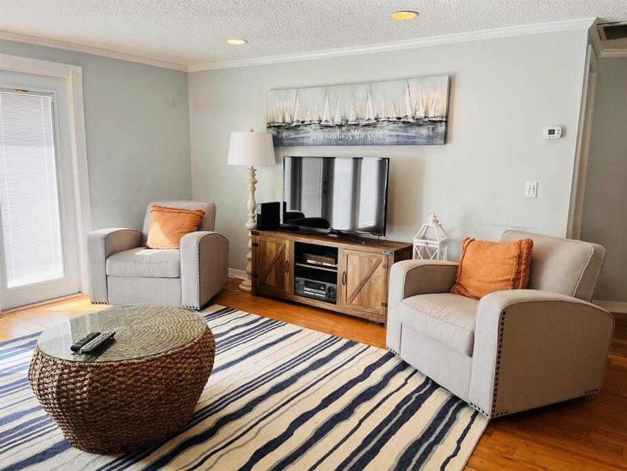 4 Bed And 2 And A Half Bath, Minutes From The Beach! Holiday home Clearwater Beach