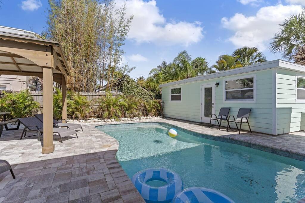 7 Bedroom 5 Bath With On Clearwater Beach! Holiday home