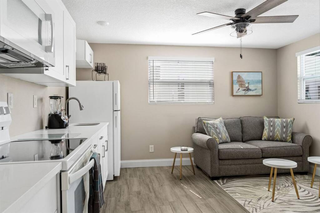 7 Bedroom 5 Bath With On Clearwater Beach! Holiday home