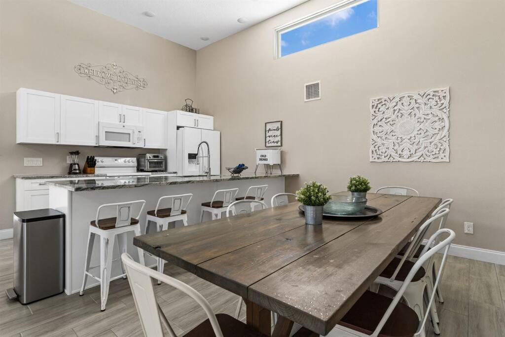 7 Bedroom 5 Bath With On Clearwater Beach! Holiday home *