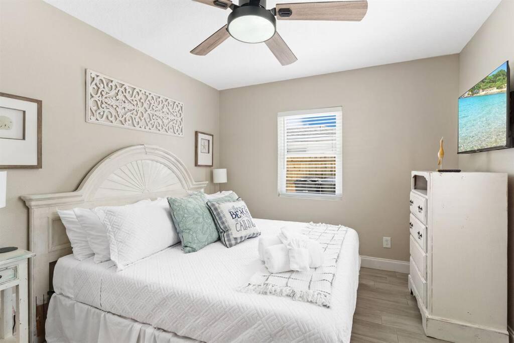 7 Bedroom 5 Bath With On Clearwater Beach! Holiday home Clearwater Beach
