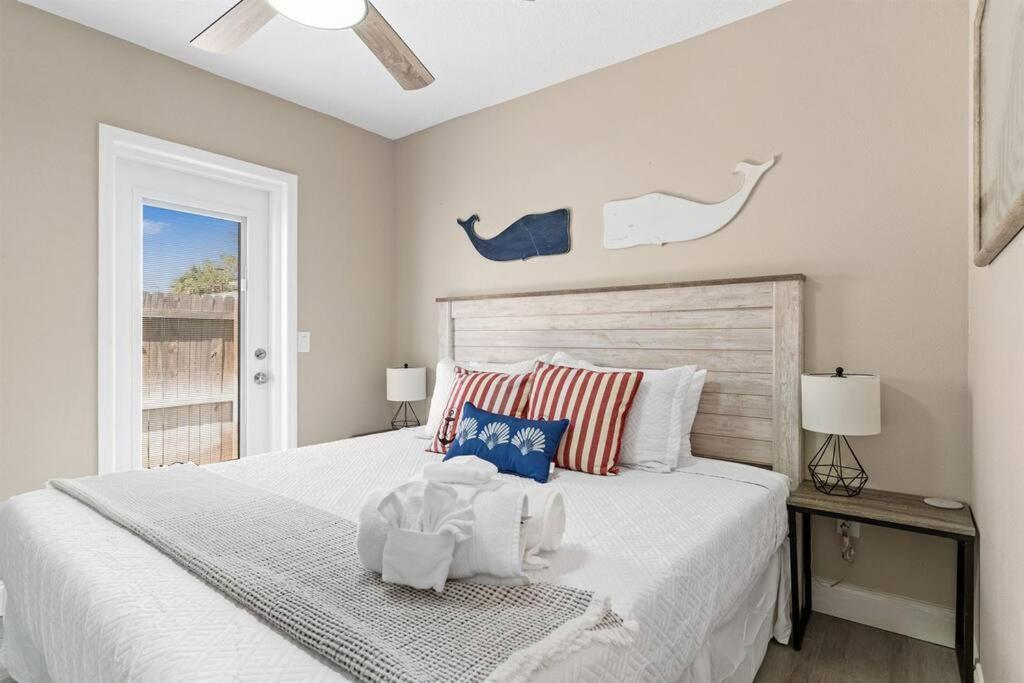 7 Bedroom 5 Bath With On Clearwater Beach! Holiday home *