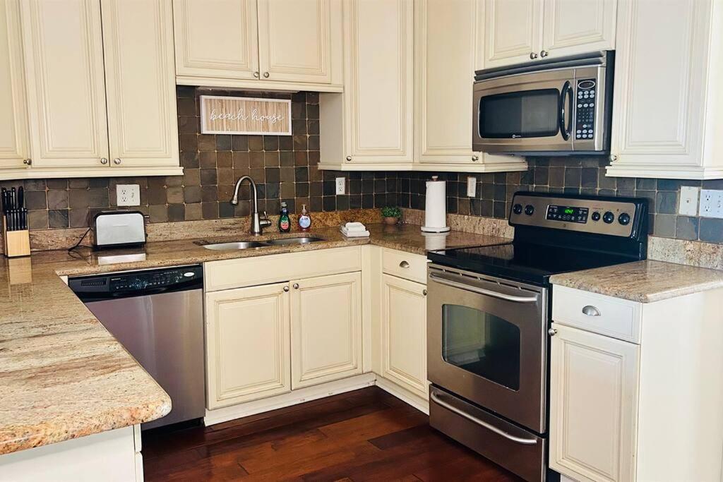 Beautiful With Large Pool! Close To The Beach! Clearwater Beach