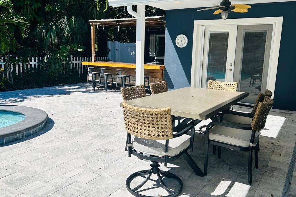 Beautiful With Large Pool! Close To The Beach!