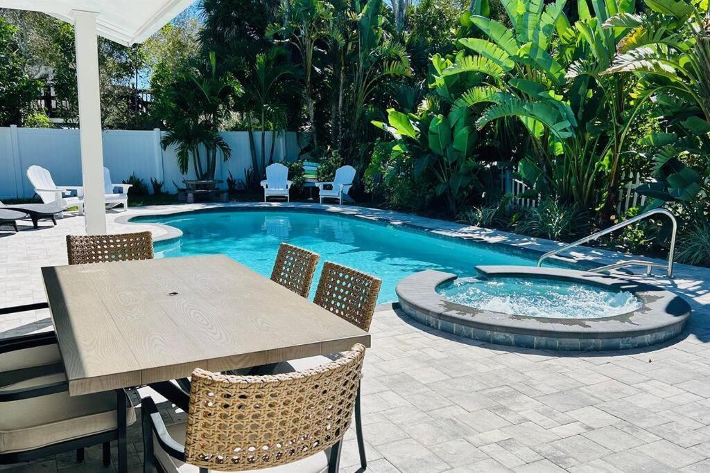 Beautiful With Large Pool! Close To The Beach! Clearwater Beach
