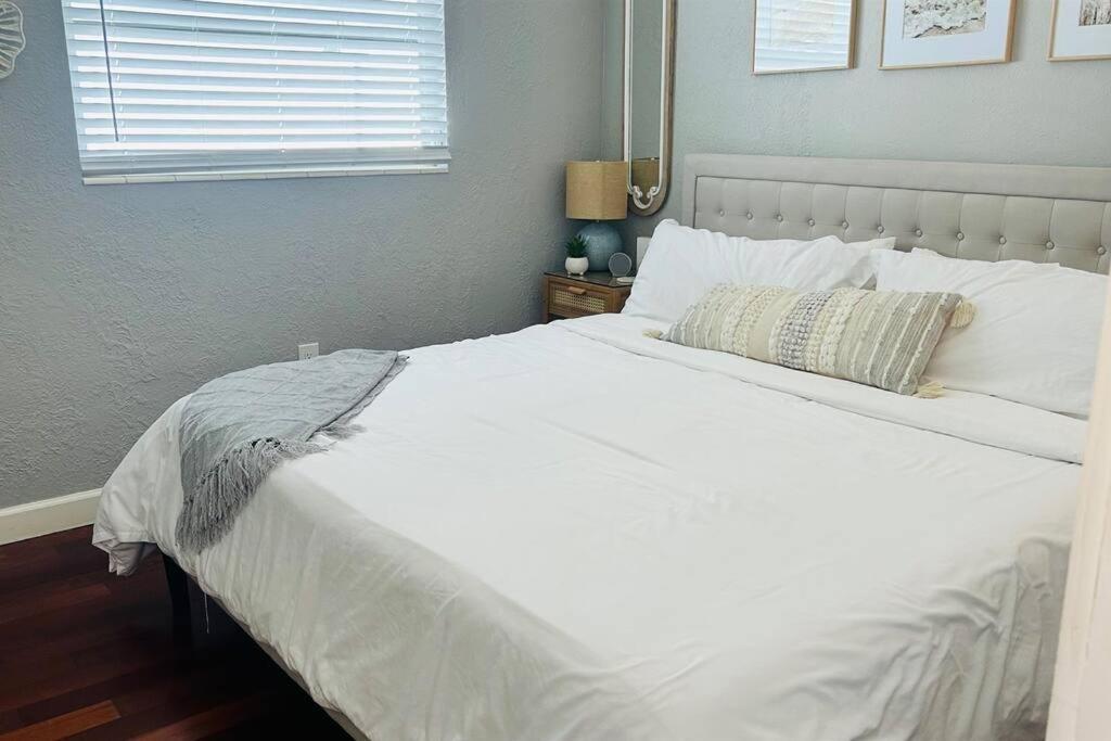 Beautiful With Large Pool! Close To The Beach! *