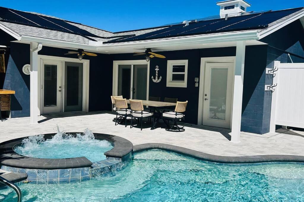 Beautiful With Large Pool! Close To The Beach!