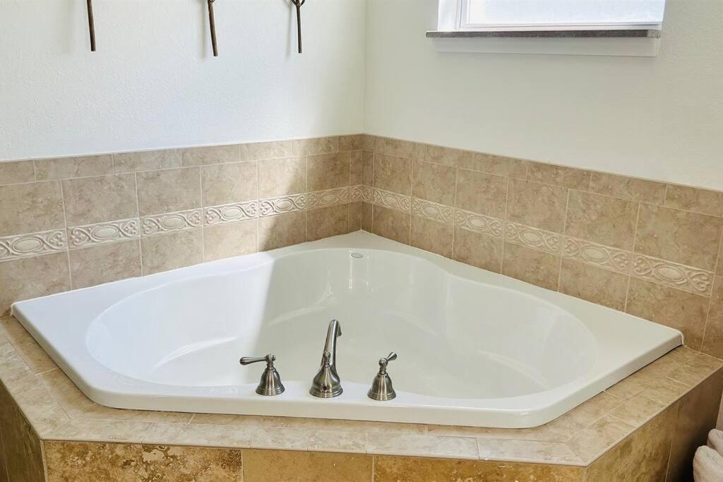 Beautiful With Large Pool! Close To The Beach! *