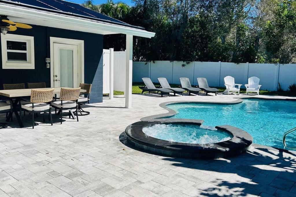 Beautiful With Large Pool! Close To The Beach! Holiday home *