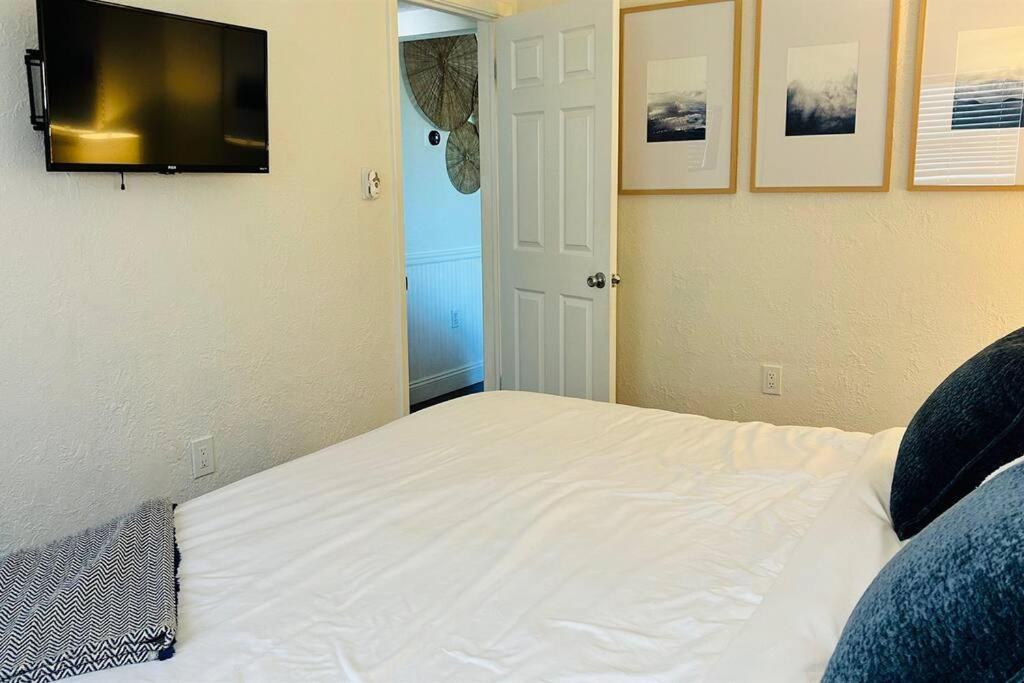 Beautiful With Large Pool! Close To The Beach! Holiday home