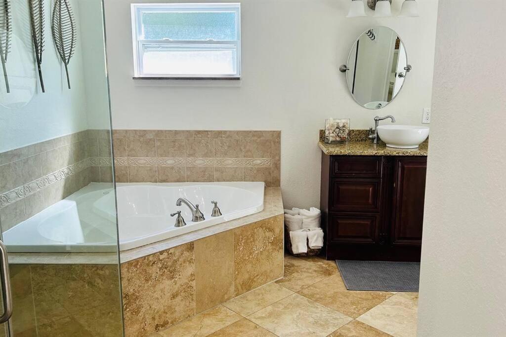 Holiday home Beautiful With Large Pool! Close To The Beach! *