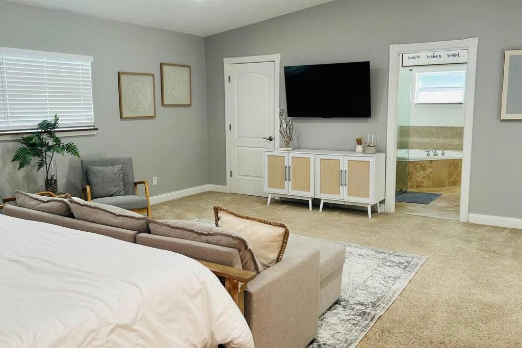 Beautiful With Large Pool! Close To The Beach!