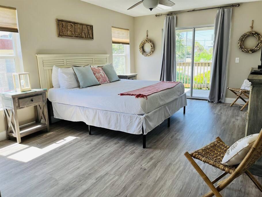 6 Bedrooms 4 Bath With And Heated Pool Holiday home
