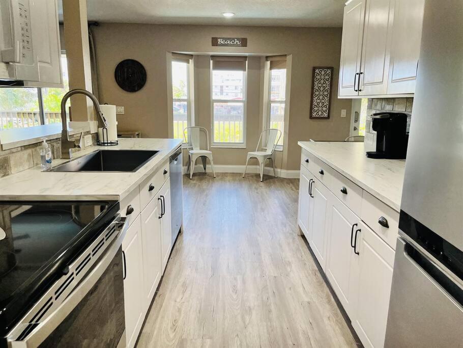 6 Bedrooms 4 Bath With And Heated Pool Holiday home