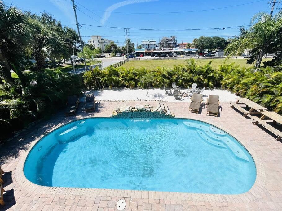 6 Bedrooms 4 Bath With And Heated Pool * Clearwater Beach