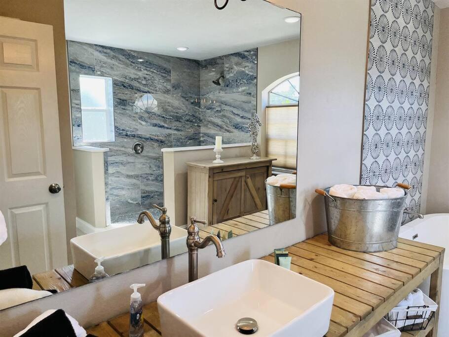 6 Bedrooms 4 Bath With And Heated Pool * Clearwater Beach