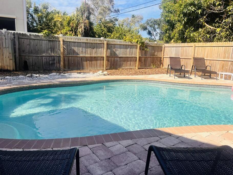 Holiday home Large Backyard With Heated Pool/ Near
