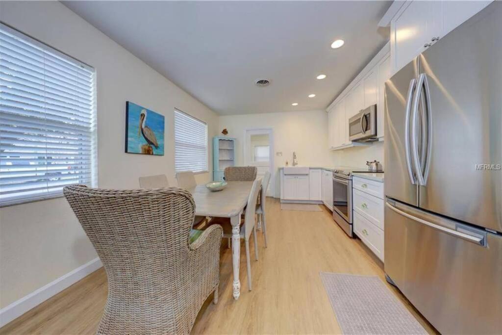 Large Backyard With Heated Pool/ Near Holiday home Clearwater Beach