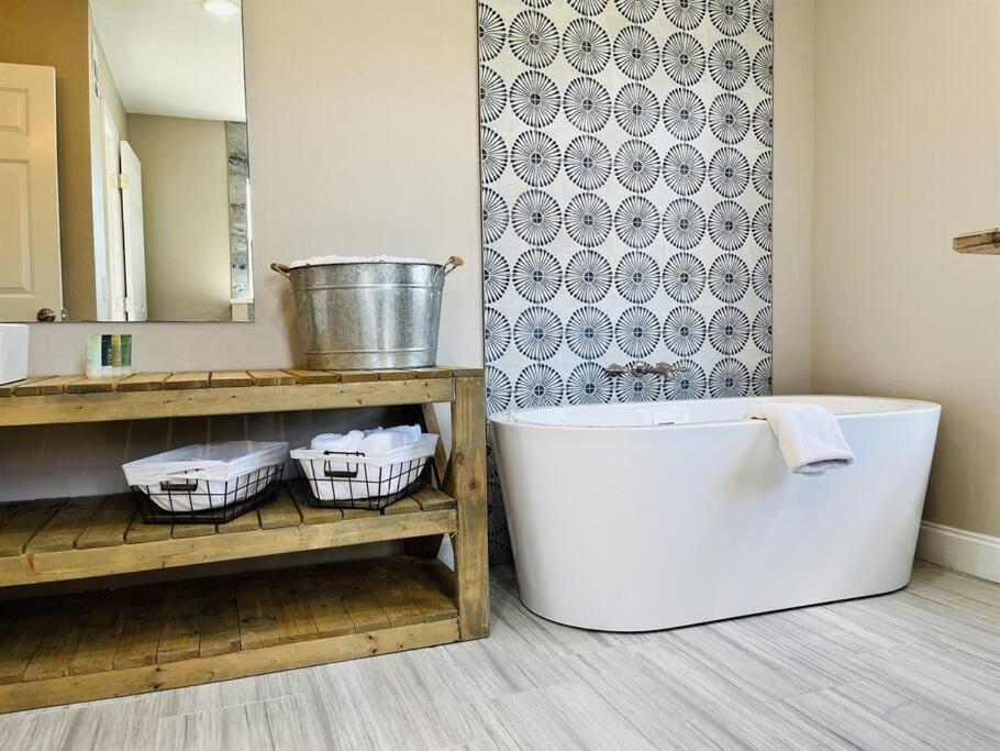 Holiday home 6 Bedrooms 4 Bath With And Heated Pool