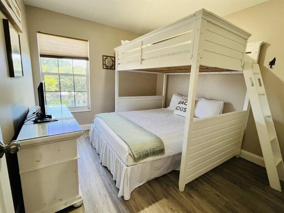 6 Bedrooms 4 Bath With And Heated Pool Holiday home *