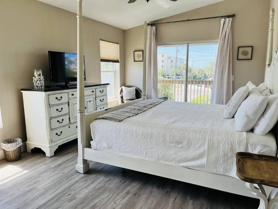 6 Bedrooms 4 Bath With And Heated Pool