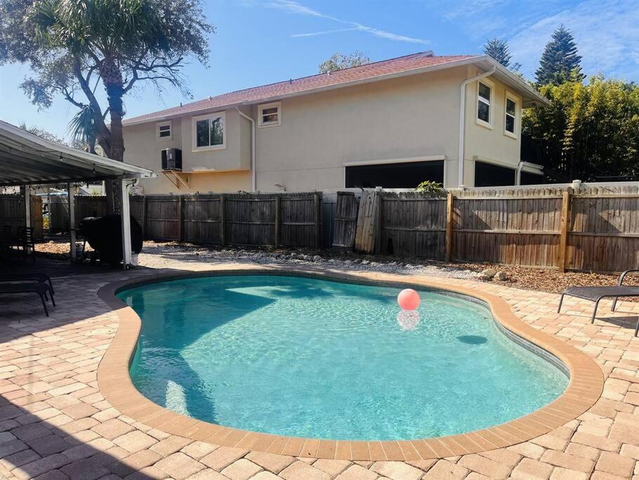 Large Backyard With Heated Pool/ Near Holiday home Clearwater Beach