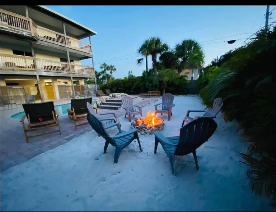 6 Bedrooms 4 Bath With And Heated Pool Holiday home *