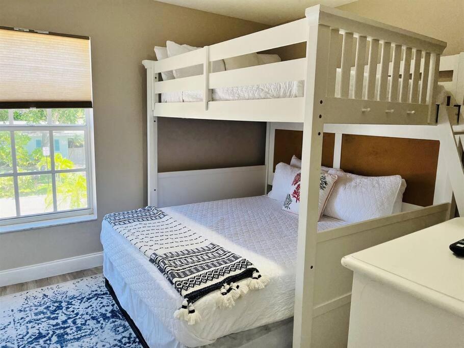 6 Bedrooms 4 Bath With And Heated Pool * Clearwater Beach