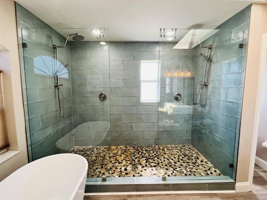 Holiday home 6 Bedrooms 4 Bath With And Heated Pool *
