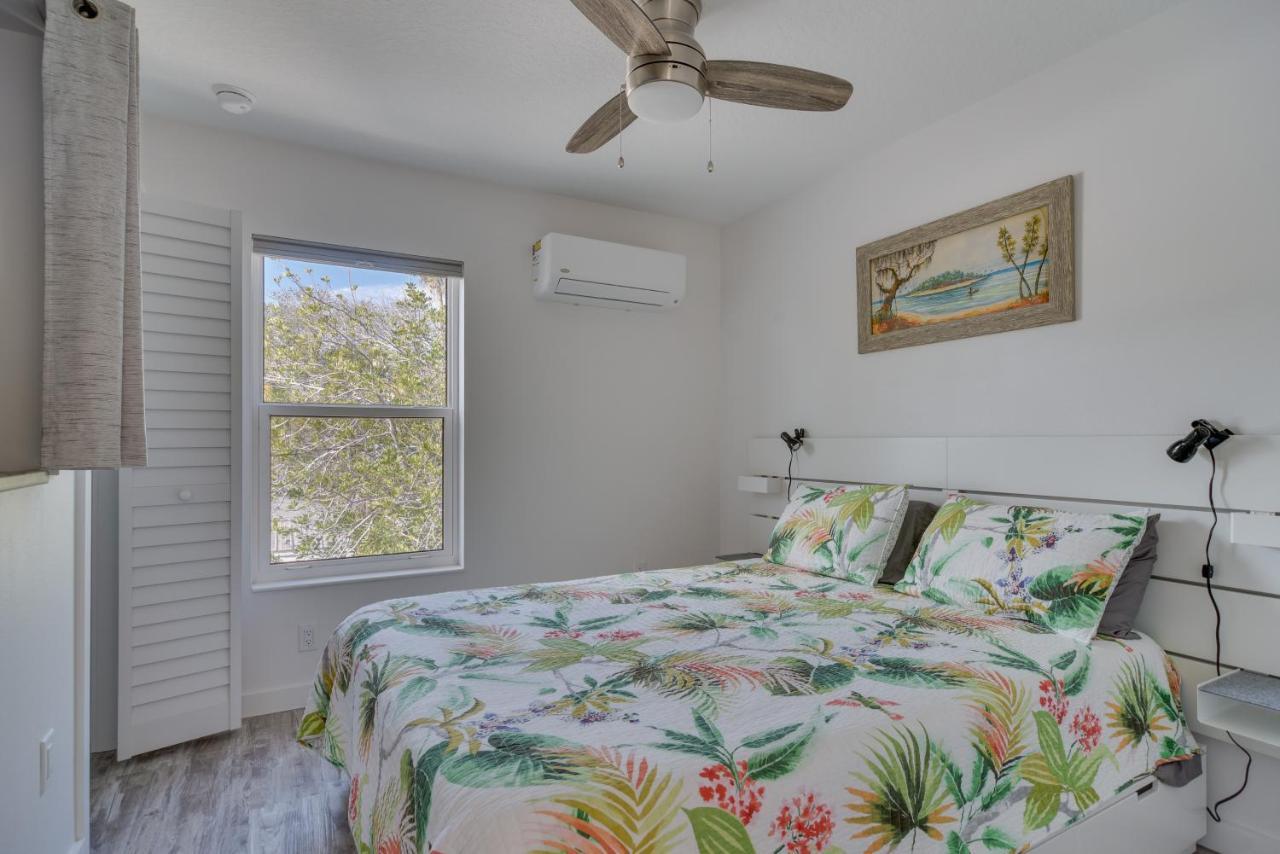 Indian Rocks Getaway With Balcony And Bay View! *