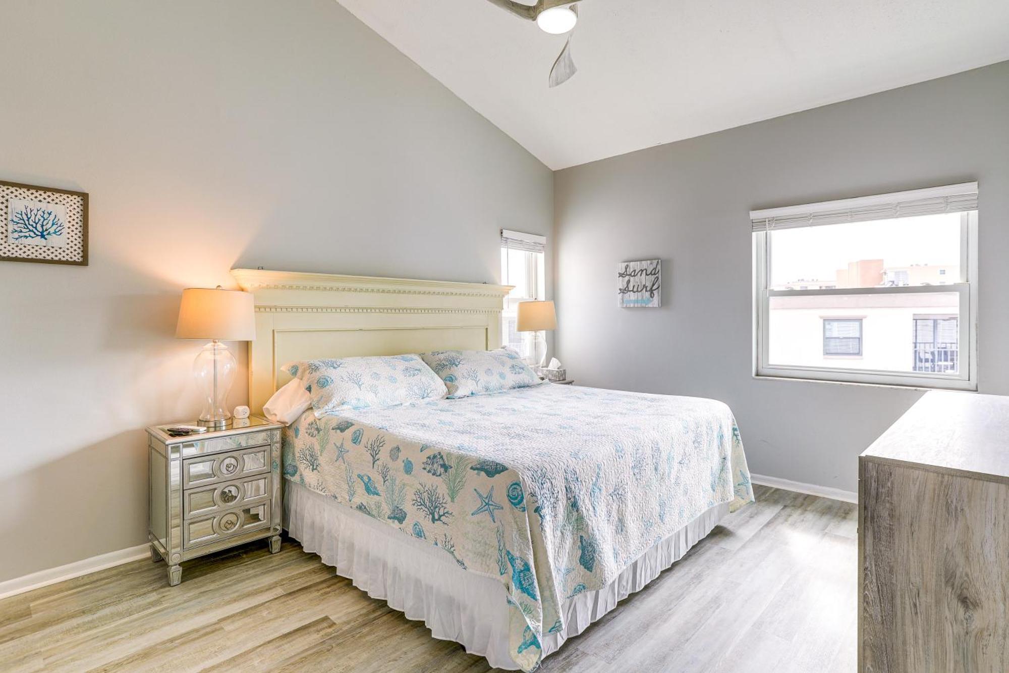 Apartment Walk To With Pool In Indian Shores! Clearwater Beach
