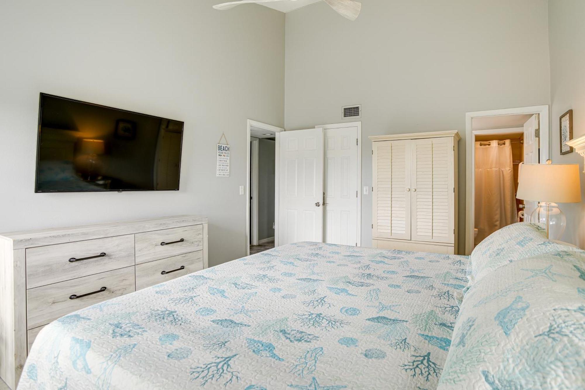 Walk To With Pool In Indian Shores! Apartment
