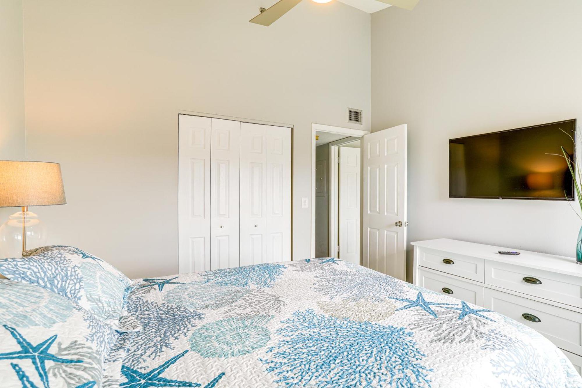 Apartment Walk To With Pool In Indian Shores! *