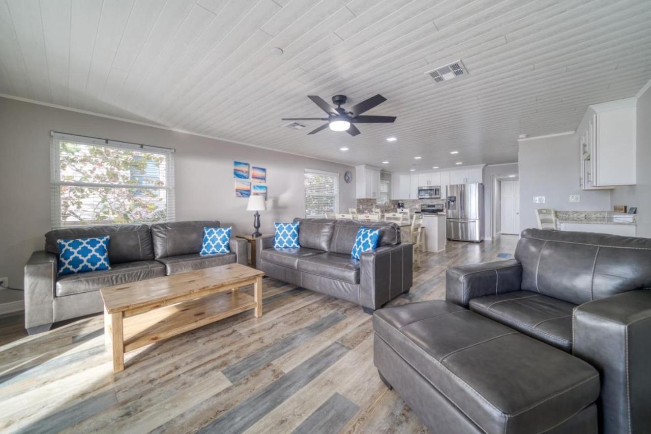 Holiday home 2,000 Sq Ft With Private Indoor Poolside Unit 4 At Four Shores