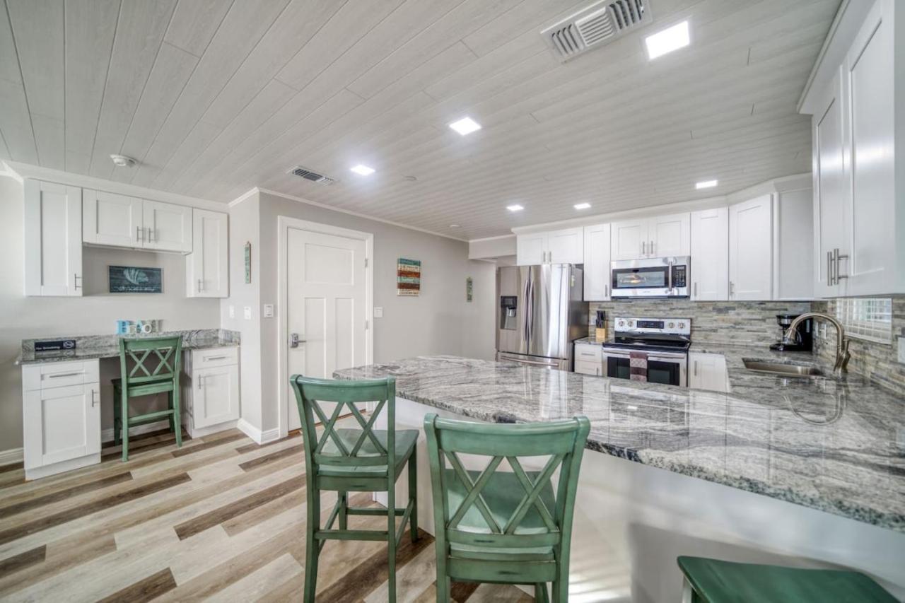 Four Shores Unit 2 Sunset Direct Gulf With Pool And Holiday home