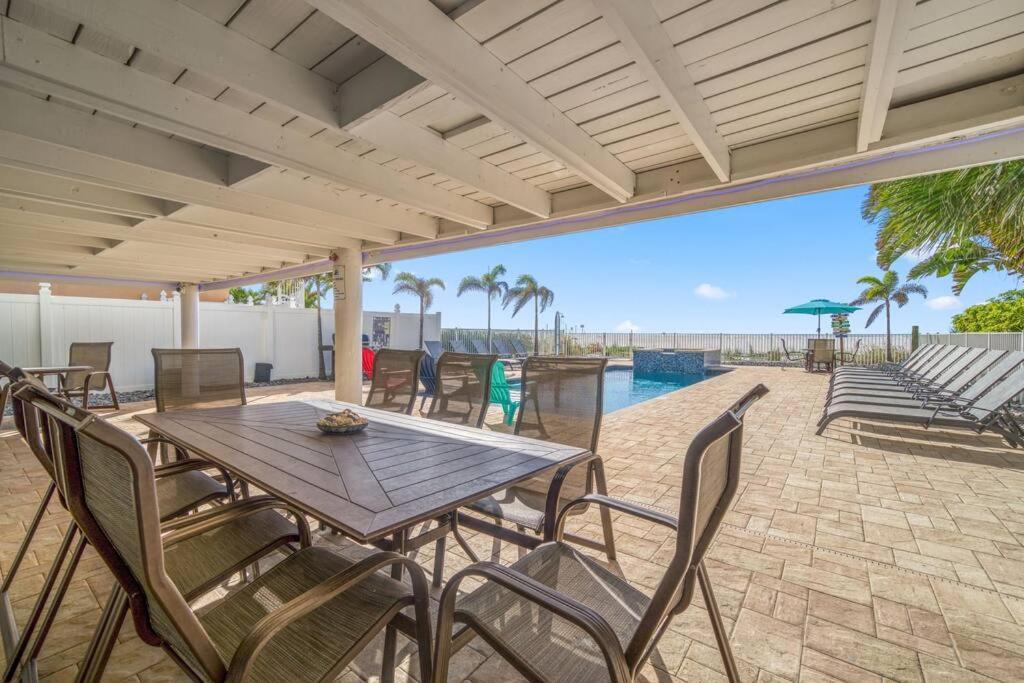 Four Shores Unit 1 Direct Gulf With Pool & Holiday home