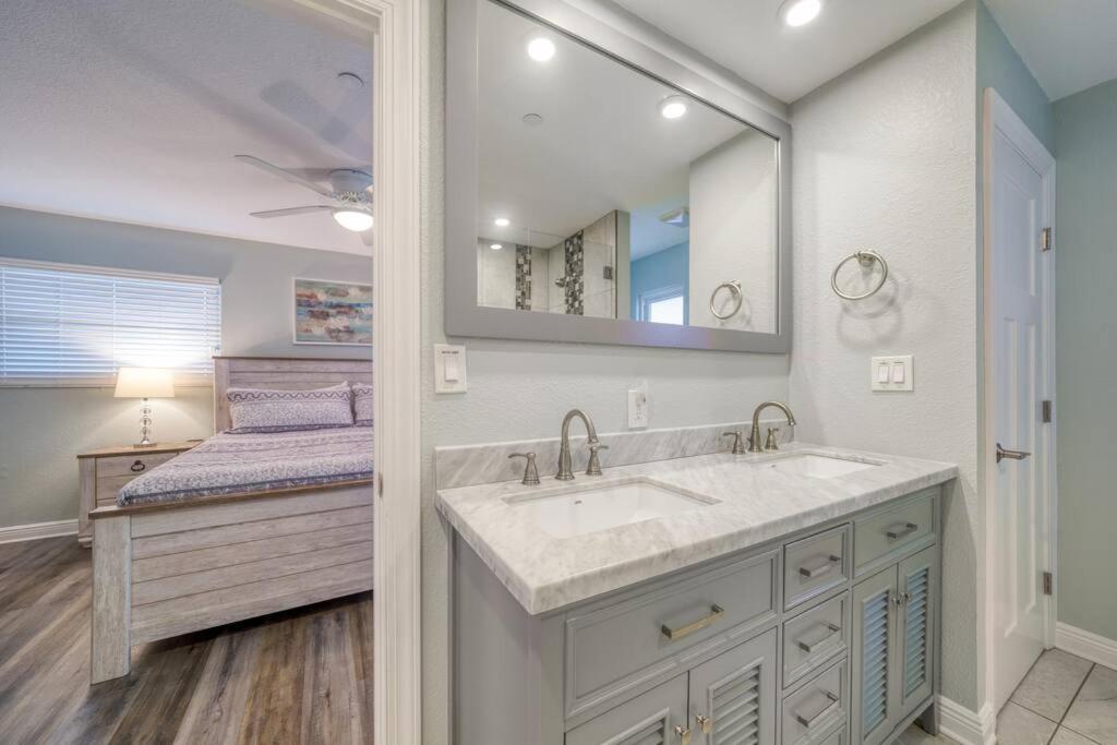 Four Shores Unit 1 Direct Gulf With Pool & Holiday home