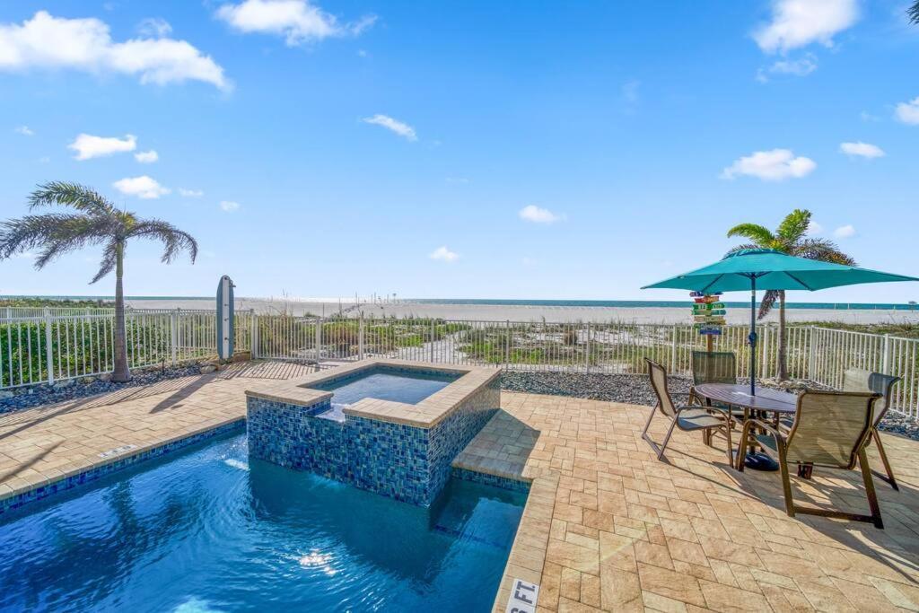 Four Shores Unit 1 Direct Gulf With Pool & Holiday home *