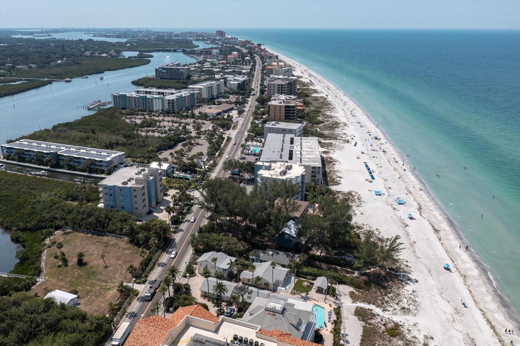 Indian Shores Waterway View, Walk To Beach, Pool Hot Tub, Dock Apartment
