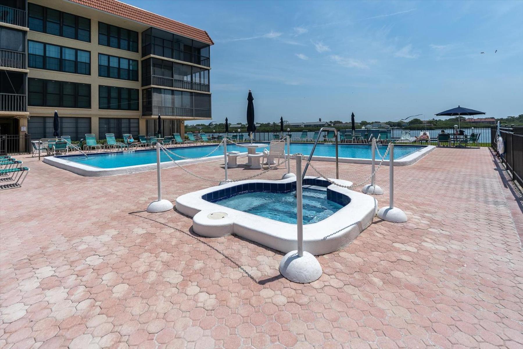 Apartment Indian Shores Waterway View, Walk To Beach, Pool Hot Tub, Dock *